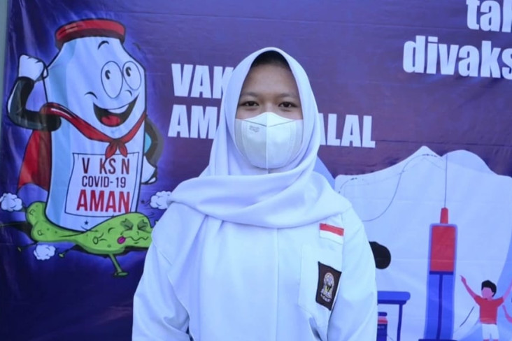 Ikut Vaksinasi, Siswi...