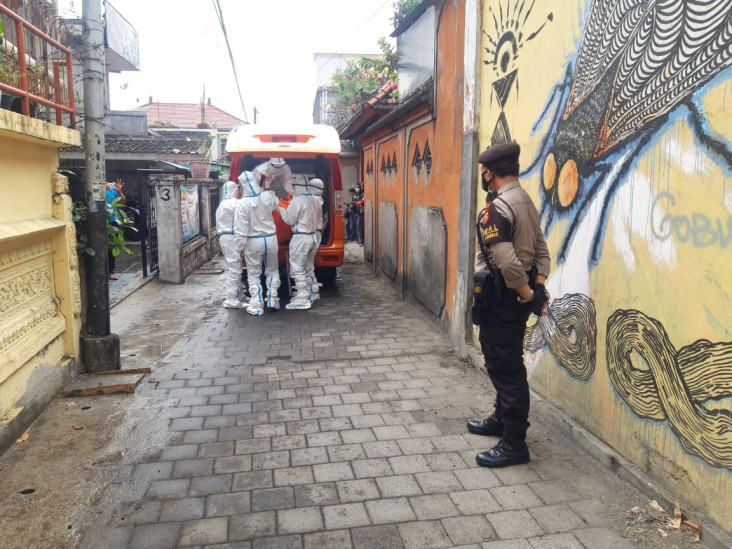 Dobrak Pintu Kamar Mandi,...