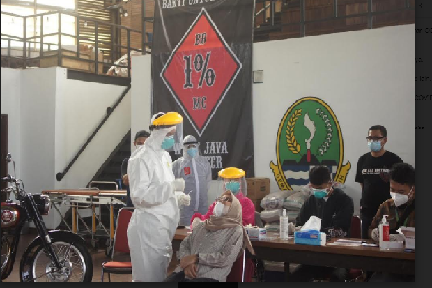 Bantu Warga di Tengah...