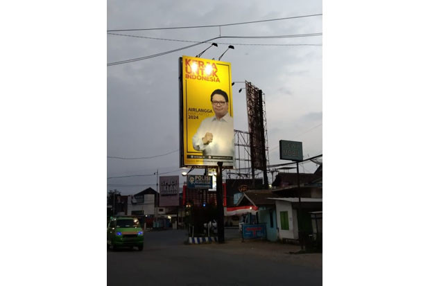 Baliho Airlangga Hartarto...
