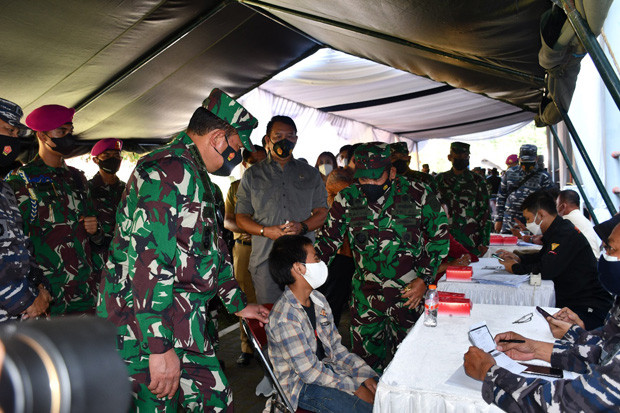 TNI AL Gelar Vaksinasi...