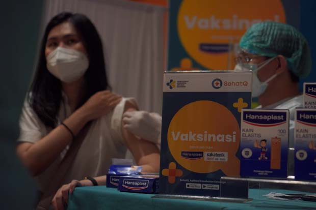 Buka Sentra Vaksinasi...