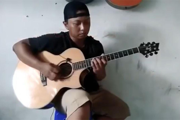 Alip Ba Ta, Gitaris...