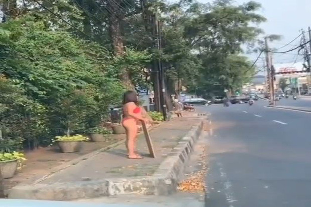 Aksi Dinar Candy Berbikini...