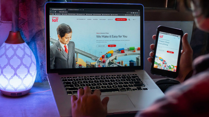 Teknologi IoT Telkomsel...