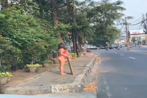 Berbikini Merah di Jalanan,...