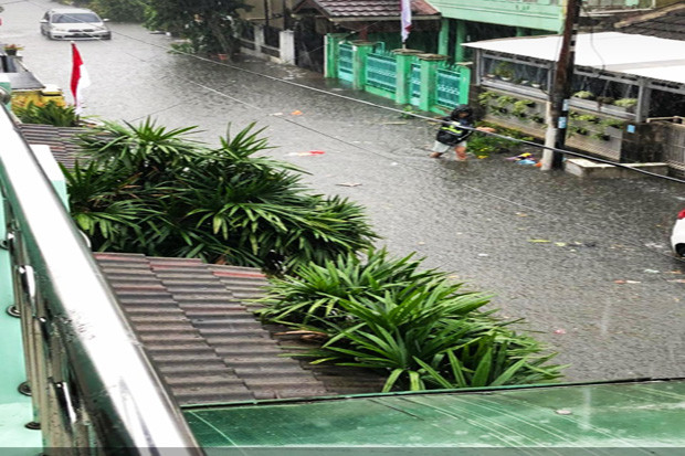 Banjir Rendam Perumahan...