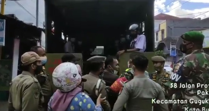 Operasi Yustisi Ricuh,...