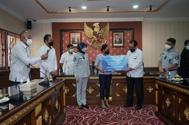 Jasa Raharja Serahkan...