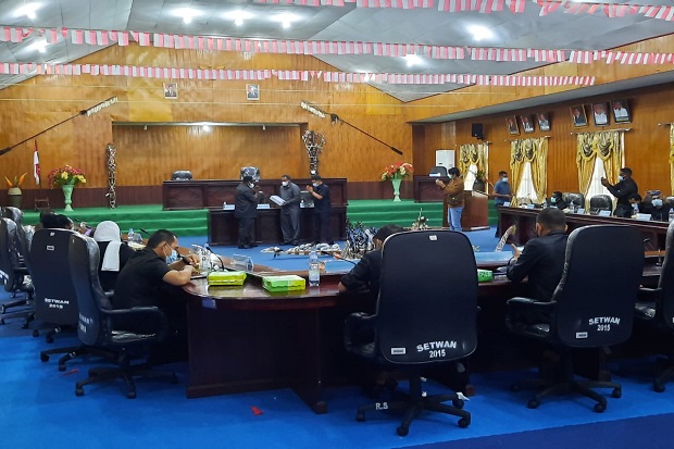 Bupati Asmat Serahkan...