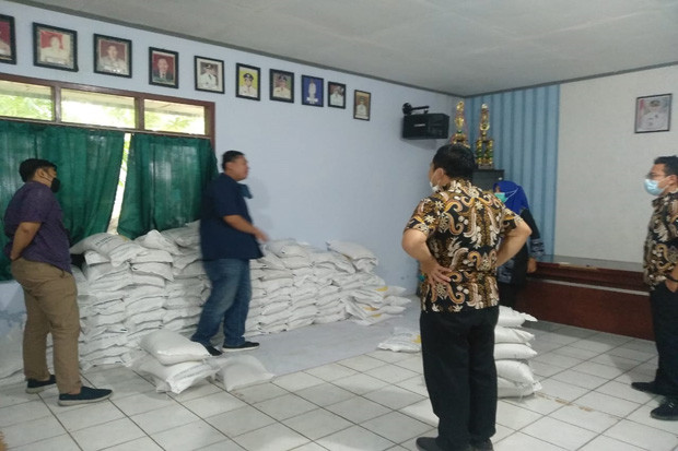 Beras Bantuan PPKM di...