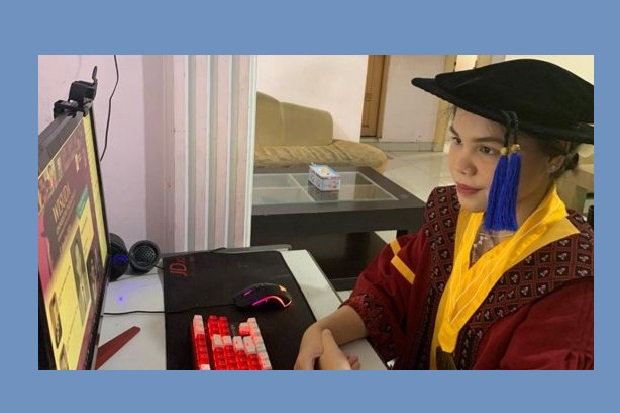 Cerita Apriana, Wisudawan...