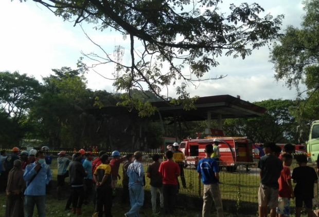 Sebuah Mobil Terbakar...