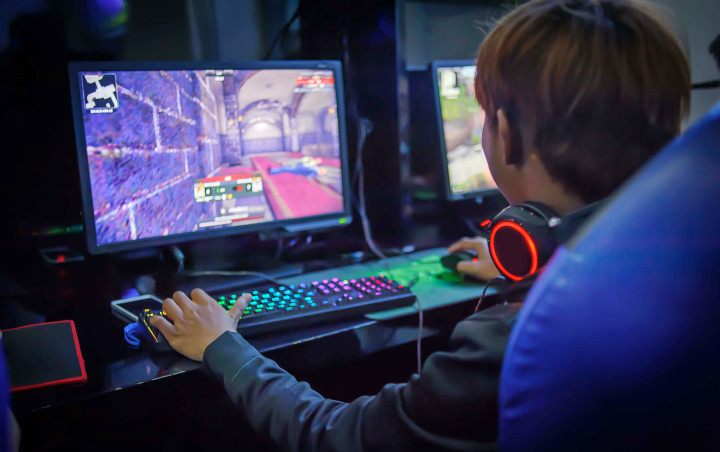 Kerja hingga Main Games,...