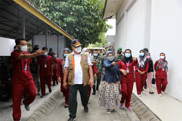 Sambangi Pasien Covid-19...