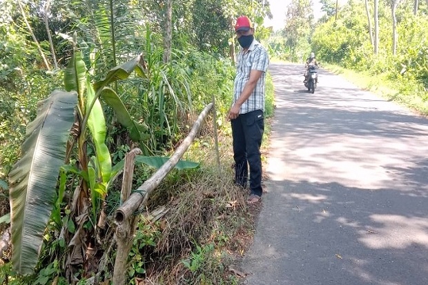 Tebing Jalan Longsor...