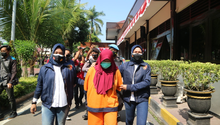 Selewengkan Dana Bansos,...