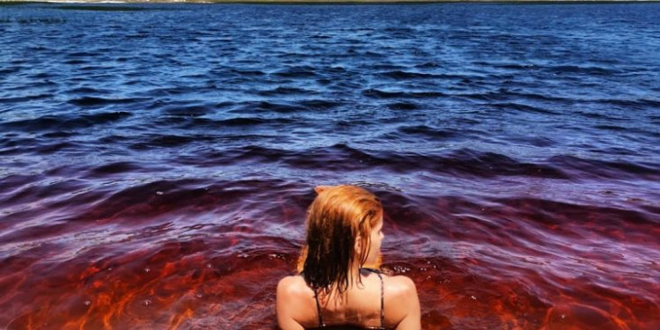 Merah Gelap, Pantai...