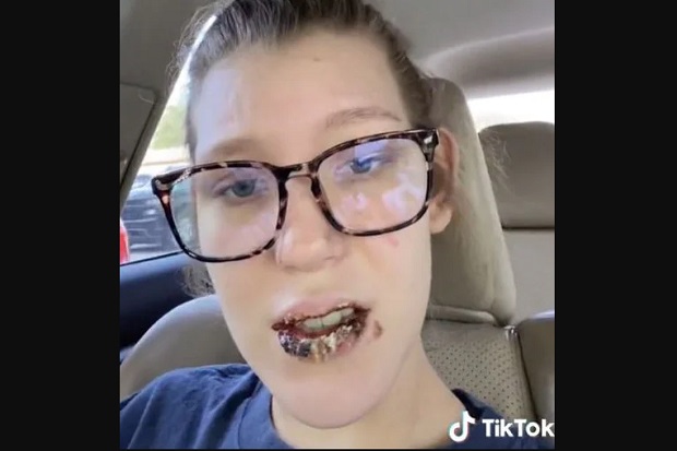 Bibir Wanita Ini Hitam...