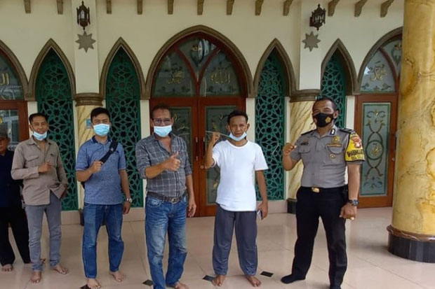 Pakai Pengeras Suara,...
