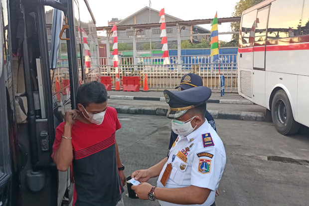 Penumpang Bus di Terminal...
