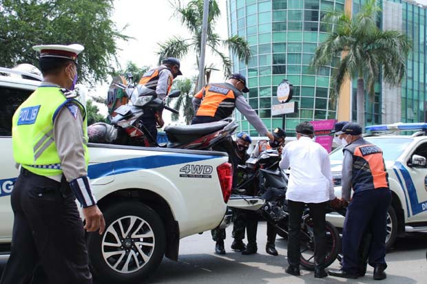 Parkir Sembarangan di...