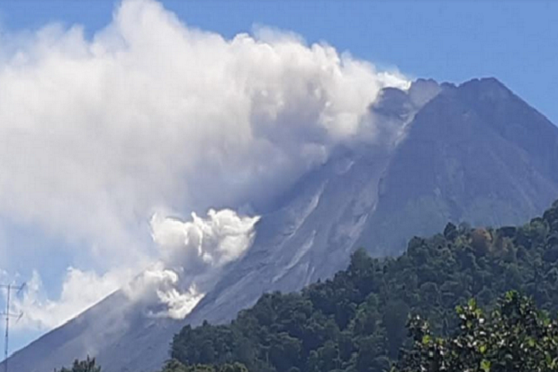 Dini Hari Merapi Dua...