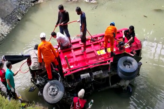 Rem Blong! Truk Hantam...