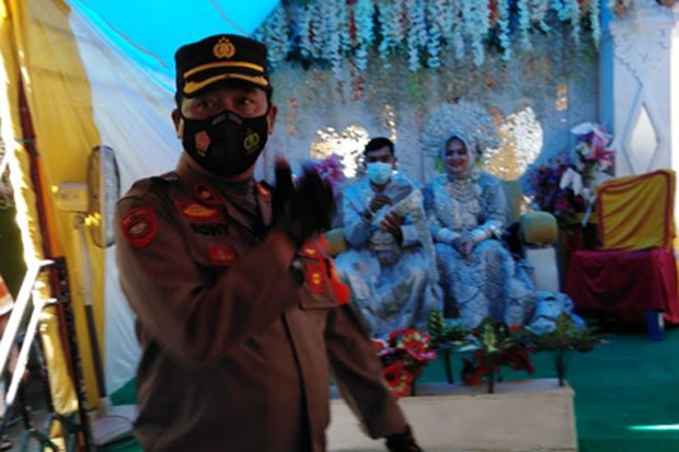 Polisi Bubarkan Pesta...
