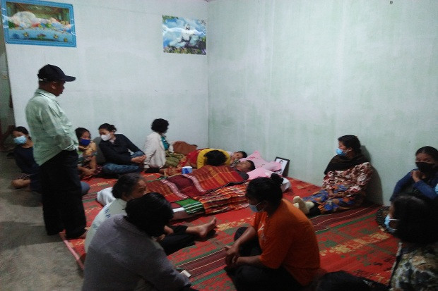 Berteduh di Gubuk Kecil...