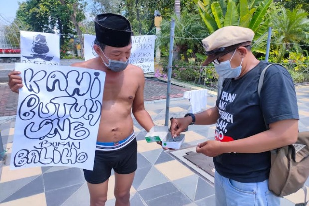 Aksi Telanjang Dada,...