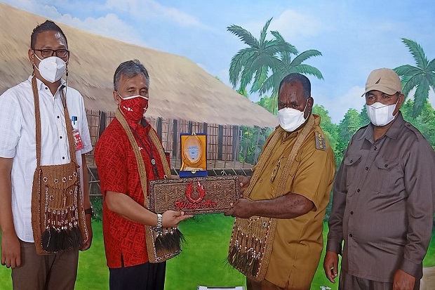 Bandara Ewer, Asmat...