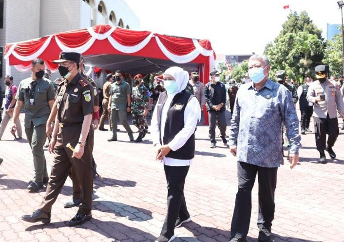 Ribuan Orang Serbu Vaksinasi...