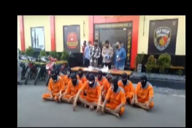 Dituduh Informan, Tahanan...