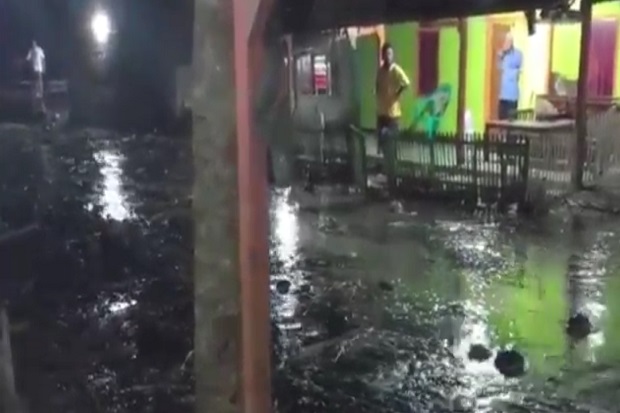 Warga Cipatujah Tasik...