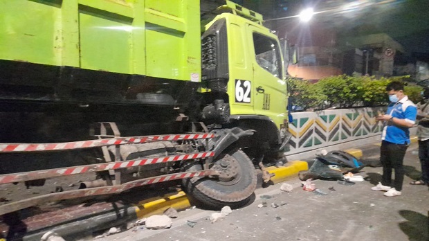 Dump Truk Ringsek usai...