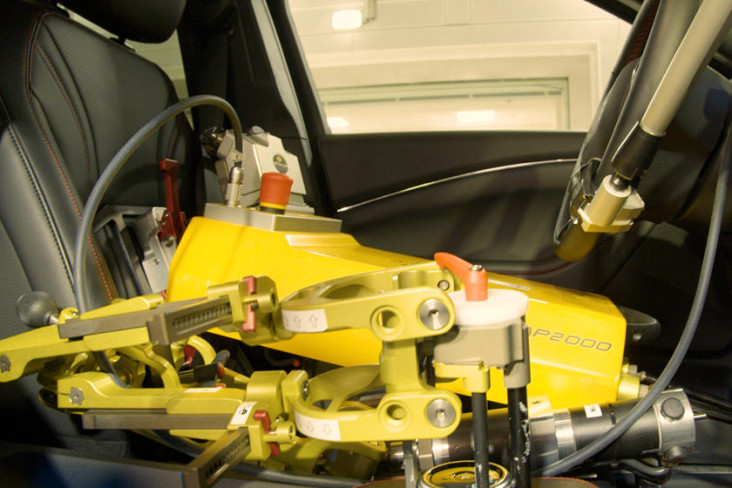 Ford Buat Dua Robot...