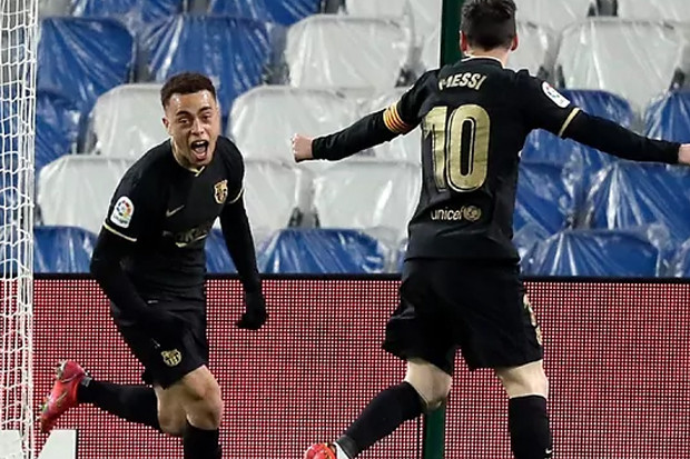 Bek Barcelona Mengeluh...