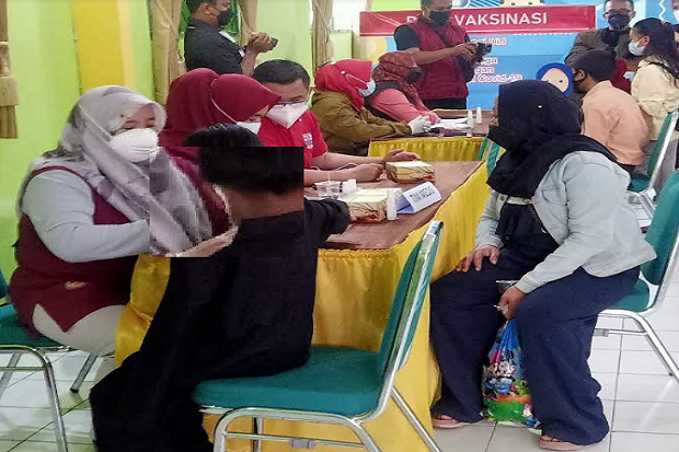 IKA Unpad Gelar Vaksinasi...