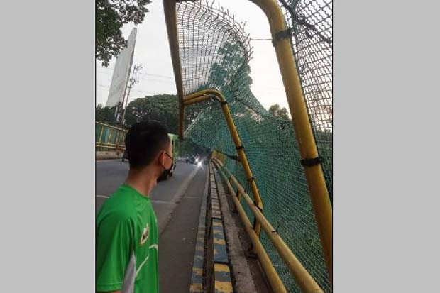 2 Bulan Rusak Tertimpa...