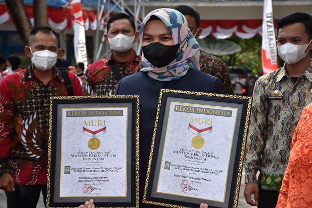 Dapat 2 Rekor MURI,...