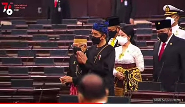 Kenakan Pakaian Adat...