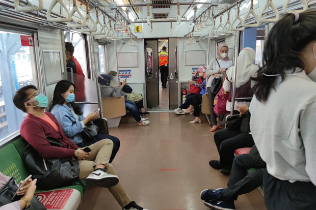 Penumpang KRL Commuter...