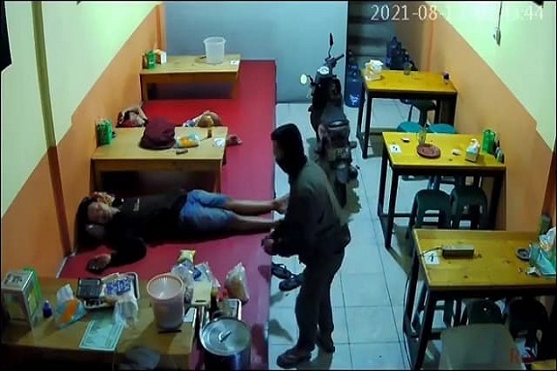 Pegawai Warung Ketiduran...