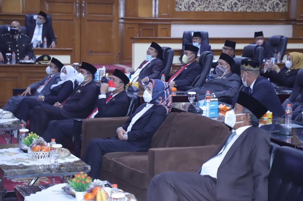 Mengenakan Busana Adat...