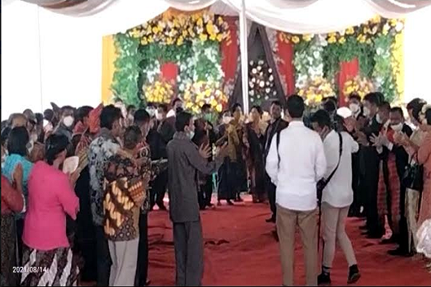 Pelanggaran PPKM Tak...