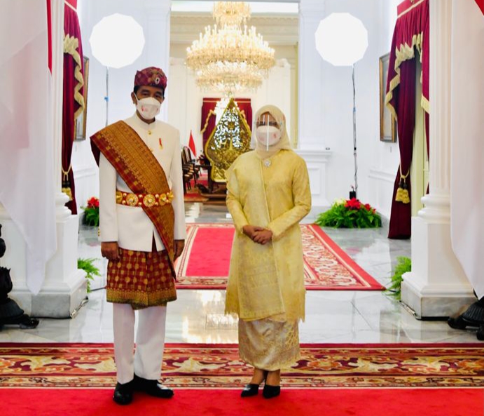 Jokowi Kenakan Pakaian...