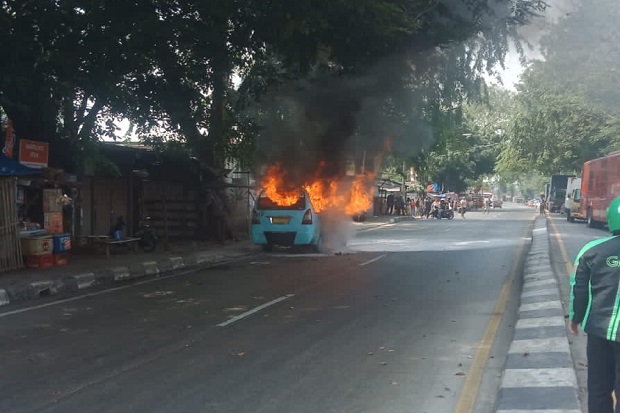 Angkot M19 Terbakar...