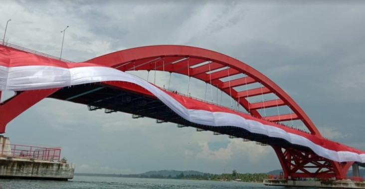 Warga Papua Bentangkan...