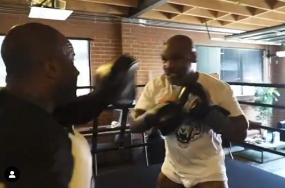 Mike Tyson Garang di...
